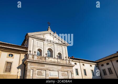 24 marzo 2019 - Collepardo, Frosinone, Lazio, Italy - Certosa di Trisulti, Certosa di Certosa. Il cortile dell'abbazia con la chiesa di San Foto Stock