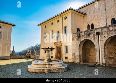 24 marzo 2019 - Collepardo, Frosinone, Lazio, Italy - Certosa di Trisulti, Certosa di Certosa. Il cortile dell'abbazia con l'antico Libraro Foto Stock