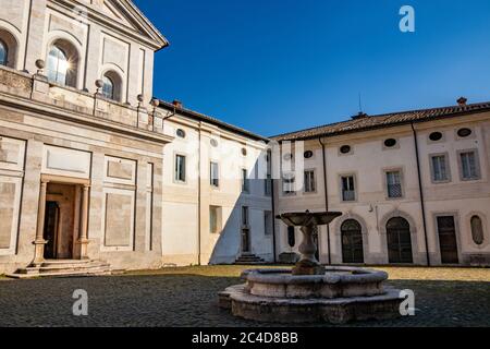 24 marzo 2019 - Collepardo, Frosinone, Lazio, Italy - Certosa di Trisulti, Certosa di Certosa. Il cortile dell'abbazia con la chiesa di San Foto Stock