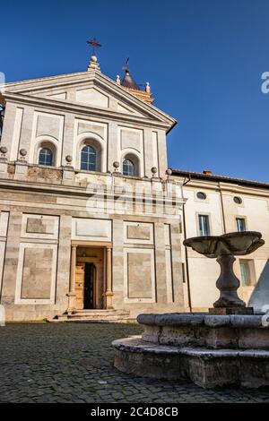 24 marzo 2019 - Collepardo, Frosinone, Lazio, Italy - Certosa di Trisulti, Certosa di Certosa. Il cortile dell'abbazia con la chiesa di San Foto Stock