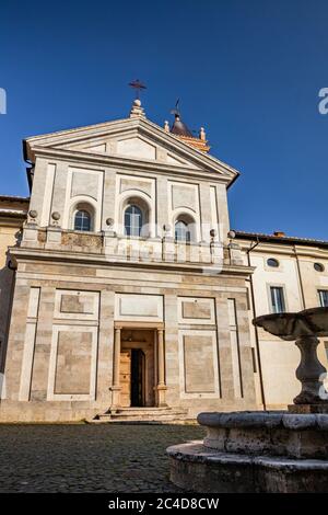 24 marzo 2019 - Collepardo, Frosinone, Lazio, Italy - Certosa di Trisulti, Certosa di Certosa. Il cortile dell'abbazia con la chiesa di San Foto Stock