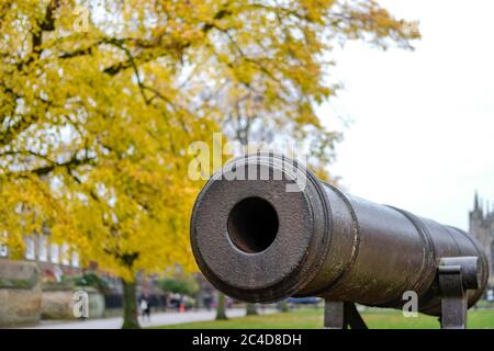 Vecchio cannone di ferro utilizzato durante la guerra civile inglese visto situato vicino alla famosa Cattedrale di Ely. Foto Stock