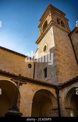 24 marzo 2019 - Collepardo, Frosinone, Lazio, Italy - Certosa di Trisulti, Certosa di Certosa. Il cortile dell'abbazia, con il porticato e il Th Foto Stock