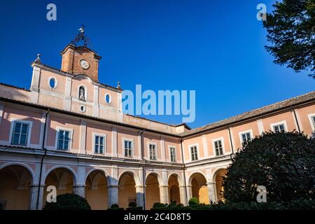 24 marzo 2019 - Collepardo, Frosinone, Lazio, Italy - Certosa di Trisulti, Certosa di Certosa. Il cortile dell'abbazia, con il portico, il wi Foto Stock