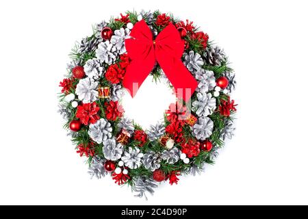 Corona di Natale con arco rosso e coni colorati in grigio e rosso isolati su bianco. Foto Stock