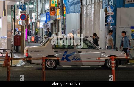 Taxi cittadino in Nakameguro Street di notte, Tokyo, Giappone Foto Stock