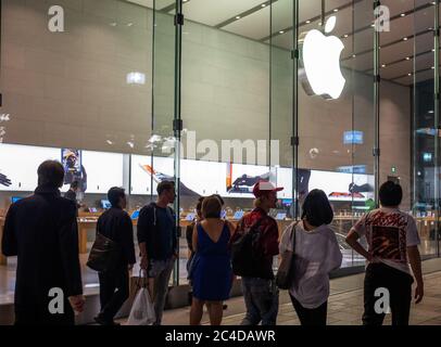 Apple Store di fronte a Omotesando Street di notte, Tokyo, Giappone Foto Stock