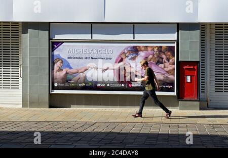 Scena di strada, con poster per la mostra Michelangelo, Hull, Humberside, East Yorkshire, Inghilterra UK Foto Stock