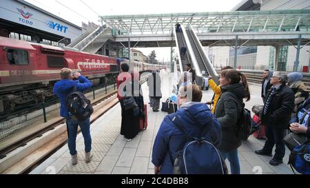 Ankara, Turchia - 9 gennaio 2020: Stazione ferroviaria di Ankara con passeggeri e treno di passaggio. Foto Stock