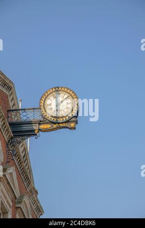 l'orologio e il bel municipio in maidstone alta strada kent Foto Stock