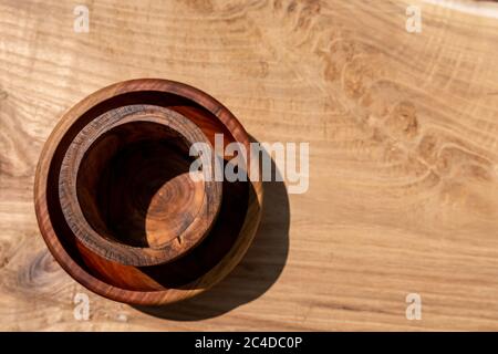 Tazza in legno retrò invecchiata per bere acqua latte bevande fredde e vino. Utilizzato anche per la misurazione di semole di zucchero di farina e grano su un offuscato Foto Stock