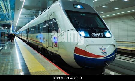 Ankara, Turchia - 9 gennaio 2020: Il treno si trova alla stazione ferroviaria di Ankara. Foto Stock