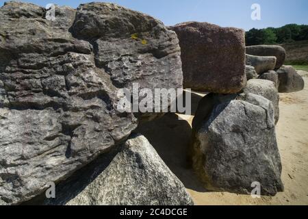 Particolare di un dolmen o di un letto a scomparsa, un tipo di tomba megalitica monocamera con megaliti verticali che sostengono un grande cappasso orizzontale piatto Foto Stock