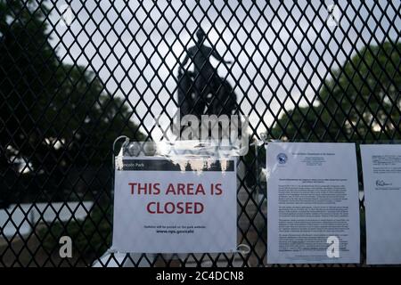 Washington, DC, Stati Uniti. 25 Giugno 2020. Il Memoriale dell'emancipazione è visto dietro una recinzione e blocchi di cemento a Lincoln Park a Washington, DC, Stati Uniti, il 25 giugno 2020. Giovedì è stata collocata una recinzione intorno al Memoriale dell'emancipazione per proteggerlo dalla distruzione dei dimostranti anti anti anti-razzismo. Credit: Liu Jie/Xinhua/Alamy Live News Foto Stock