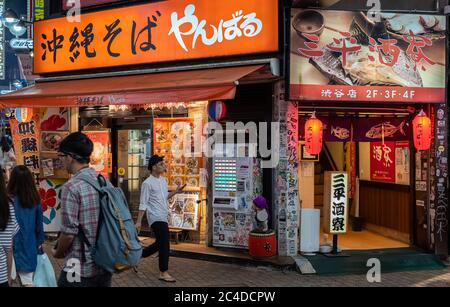 Piccoli e colorati ristoranti in via Shibuya, Tokyo, Giappone di notte. Foto Stock