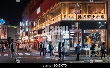 Piccoli e colorati ristoranti in via Shibuya, Tokyo, Giappone di notte. Foto Stock