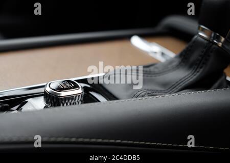 Immagine ravvicinata del pulsante di avviamento elettronico del motore su un veicolo SUV di lusso europeo. Foto Stock