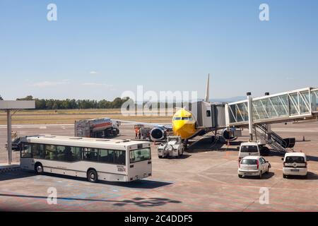 CATANIA, ITALY - 29 MAGGIO 2015: Servizi aerei in funzione all'aeroporto Fontanarossa di Catania in Sicilia Foto Stock