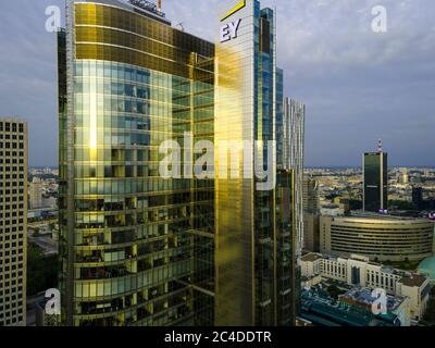 Il logo Ernst and Young è visibile nell'edificio Rondo 1, alla rotatoria di Rondo ONZ, il 11 giugno 2020 a Varsavia, Polonia. Foto Stock