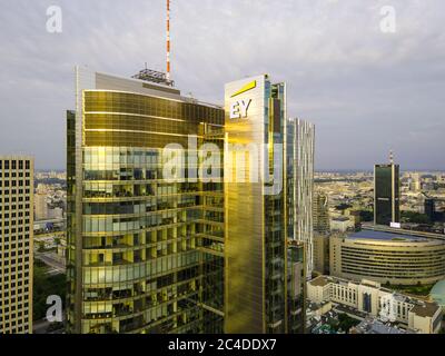 Il logo Ernst and Young è visibile nell'edificio Rondo 1, alla rotatoria di Rondo ONZ, il 11 giugno 2020 a Varsavia, Polonia. Foto Stock