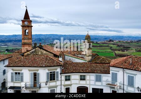 Govone e le colline di Roero (Piemonte, Italia) da una terrazza panoramica Foto Stock