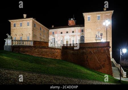 Castello di Govone in Piemonte, Italia, di notte Foto Stock