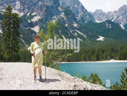 Donne incinte escursioni nelle Dolomiti, Italia Foto Stock