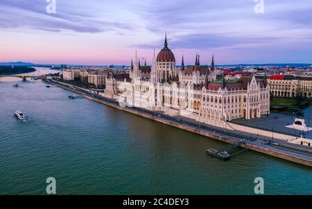 Europa Ungheria Budapest edificio del parlamento ungherese. Paesaggio urbano aereo. Parlamento di Budapest, luci fantastiche, cielo bellissimo Foto Stock