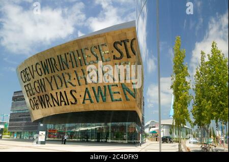 Millennium Centre per la Baia di Cardiff Cardiff Galles Wales Foto Stock