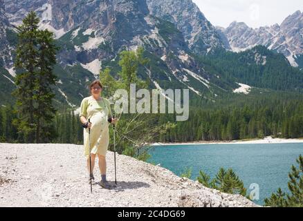 Donne incinte escursioni nelle Dolomiti, Italia Foto Stock