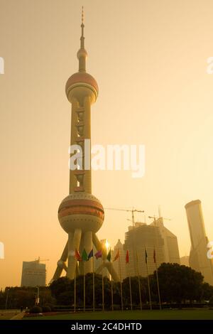 Pudong, Shanghai, Cina, Oriental Pearl Tower e skyline della città di Pudong. Foto Stock