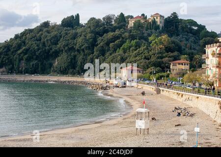 LERICI, ITALIA - 23 NOVEMBRE 2014: Turisti che riposano sulla spiaggia di Lerici. Foto Stock