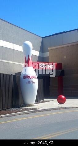 MIDDLETOWN, NY, STATI UNITI - Apr 28, 2020: Middletown, NY / USA - 04/28/2020: Round1 Bowling e intrattenimento Giant Bowling pin e Storefront Foto Stock