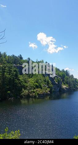 Vista sul lago Minnewaska e sulle montagne Foto Stock