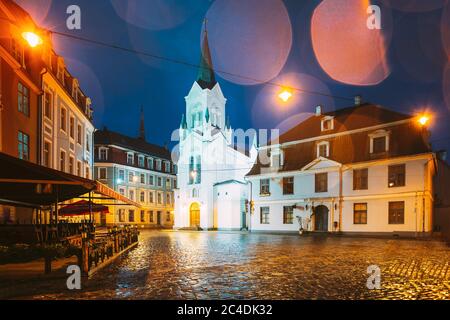 Riga Lettonia. Torre bianca con guglia piramidale della Madonna Addolorata o Vergine della Chiesa angoscia Foto Stock