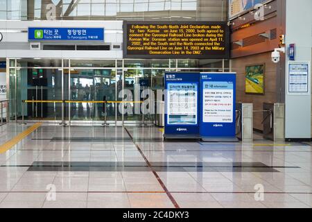 Gyeonggi-do, Corea del Sud - 8 settembre 2017: Area di ingresso ai binari per Pyeongyang alla stazione ferroviaria Dorasan nella DMZ con informazioni storiche Foto Stock