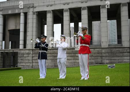 Seoul, Corea del Sud. 26 Giugno 2020. Una banda militare suona in una cerimonia commemorativa dell'anniversario dell'inizio della guerra di Corea e dell'apertura di una mostra di foto di un veterano di guerra colombiano al Memoriale della guerra di Corea a Seoul il 26 giugno 2020. Foto di Thomas Maresca/UPI Credit: UPI/Alamy Live News Foto Stock