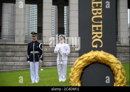 Seoul, Corea del Sud. 26 Giugno 2020. Una banda militare si prepara a suonare in una cerimonia commemorativa dell'anniversario dell'inizio della guerra di Corea e all'apertura di una mostra di foto di un veterano di guerra colombiano al Memoriale di guerra coreano a Seoul il 26 giugno 2020. Foto di Thomas Maresca/UPI Credit: UPI/Alamy Live News Foto Stock