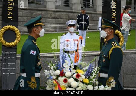 Seoul, Corea del Sud. 26 Giugno 2020. I soldati si trovano vicino a una presentazione floreale per onorare il contributo delle truppe colombiane alla guerra di Corea durante una cerimonia al memoriale di guerra di Corea a Seoul il 26 giugno 2020. Foto di Thomas Maresca Credit: UPI/Alamy Live News Foto Stock