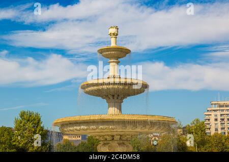 Fontana centrale a Bucarest, Romania in una bella giornata estiva Foto Stock