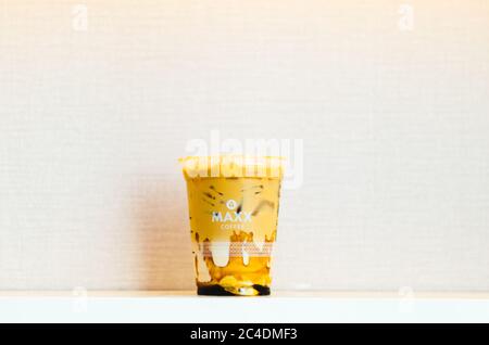 Un editoriale illustrativo del Maxx caffè Iced Coffee con caramello al centro con fondo rosa chiaro. Foto Stock