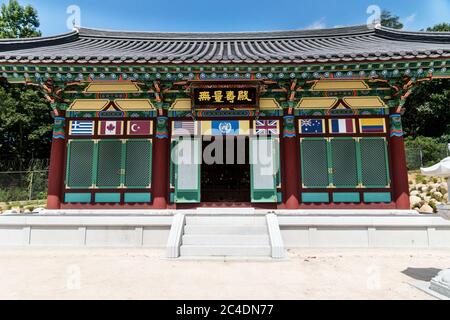 Tempio della campana della pace con bandiera ONU all'ingresso della zona demilitarizzata coreana presso il centro visitatori JSA, Panmunjom Corea del Sud Foto Stock