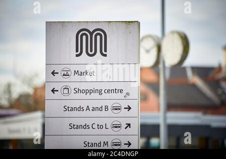 La stazione degli autobus nel centro di Leigh Foto Stock