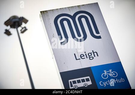 La stazione degli autobus nel centro di Leigh Foto Stock