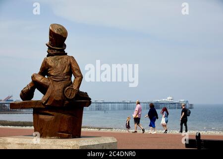 Llandudno, Galles del Nord, personaggio di Alice nel paese delle meraviglie realizzato da Hedger sul lungomare Foto Stock