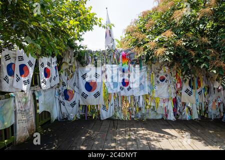 Nastri di preghiera e bandiere legate alla recinzione lasciata dai visitatori che desiderano pace e unificazione per la Corea del Nord e del Sud al ponte della libertà, DMZ, Gyeong Foto Stock