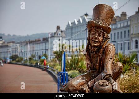 Llandudno, Galles del Nord, personaggio di Alice nel paese delle meraviglie realizzato da Hedger sul lungomare Foto Stock