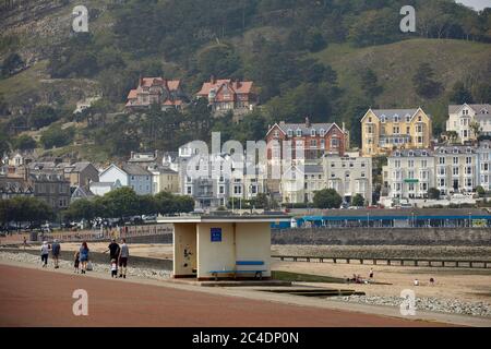 Llandudno, Galles del Nord, lungomare con hotel dipinti sulle colline Foto Stock