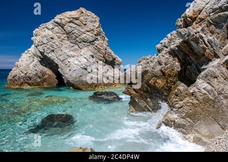 Rocce incredibili sulle acque cristalline dell'Isola d'Elba. Spiaggia di Sansone. Foto Stock