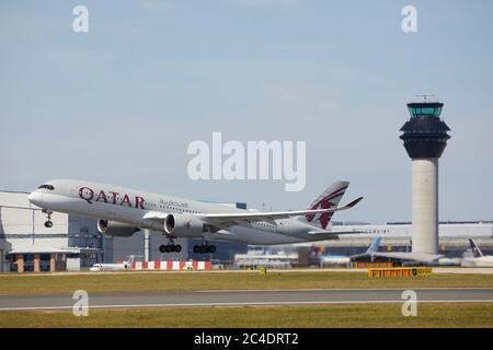 L'Airbus A350 A7-AMI Qatar Airways decolli dall'aeroporto di Manchester Foto Stock